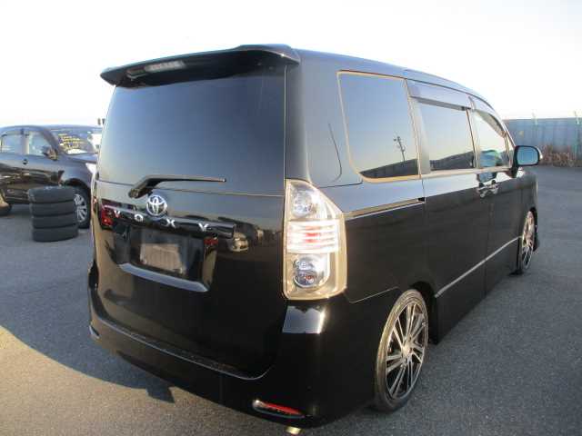 Toyota Voxy 2008 photo 2