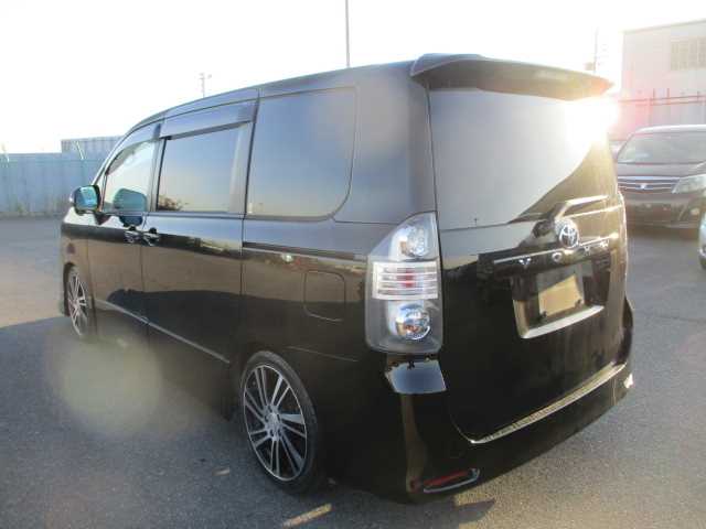 Toyota Voxy 2008 photo 3