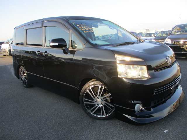 Toyota Voxy 2008 photo 4