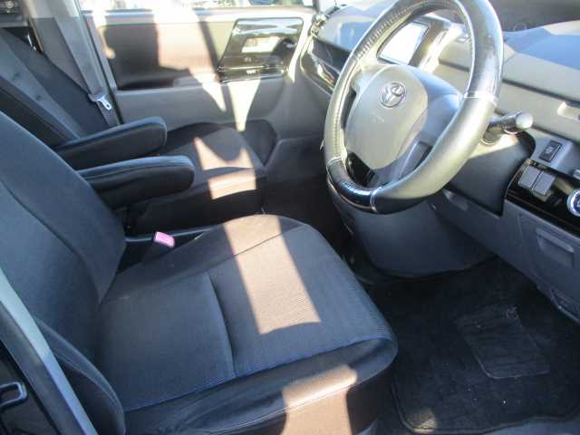 Toyota Voxy 2008 photo 5
