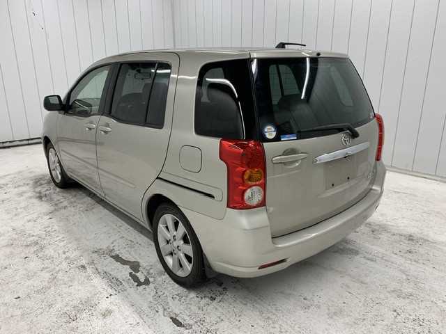 Toyota Raum 2003 photo 2
