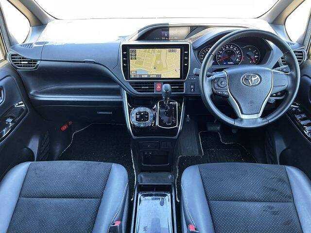 Toyota Voxy 2021 photo 2
