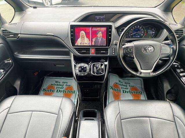 Toyota Voxy 2020 photo 2
