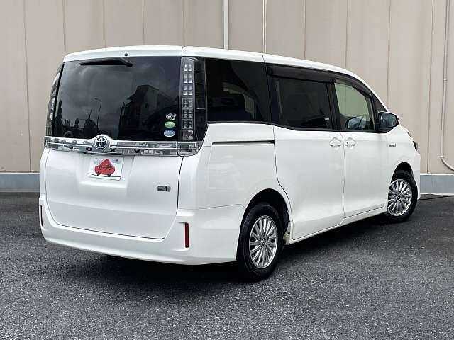 Toyota Voxy 2014 photo 3
