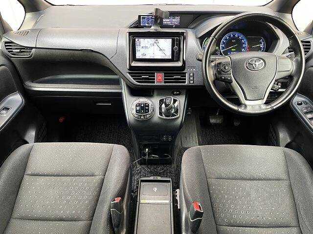 Toyota Voxy 2014 photo 2