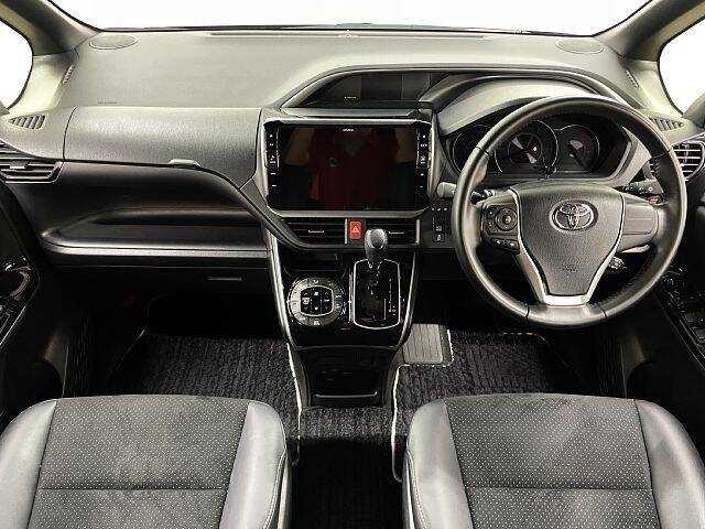 Toyota Voxy 2021 photo 2