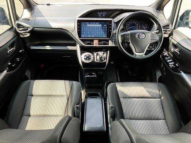 Toyota Voxy 2019 photo 2