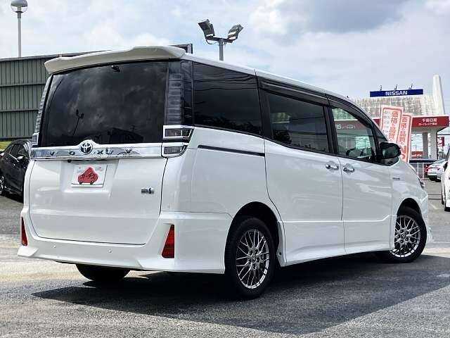 Toyota Voxy 2019 photo 3