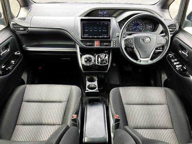 Toyota Voxy 2019 photo 2