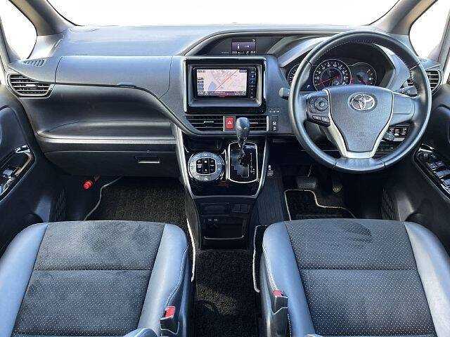 Toyota Voxy 2021 photo 2