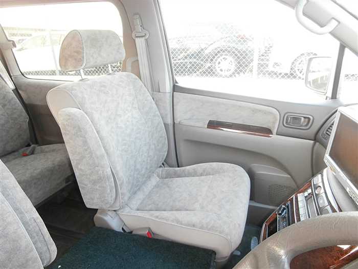 Nissan Elgrand thumbnail 14
