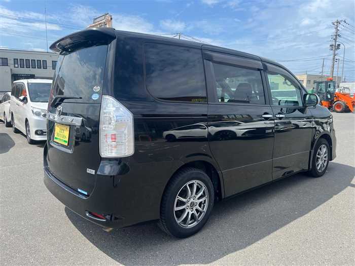 Toyota Voxy 2011 photo 4