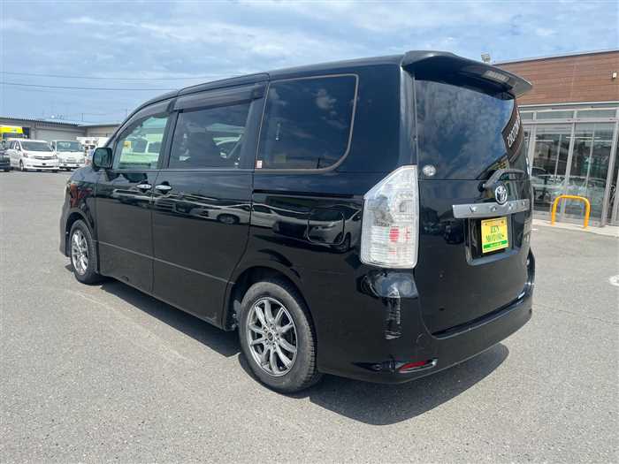 Toyota Voxy 2011 photo 5