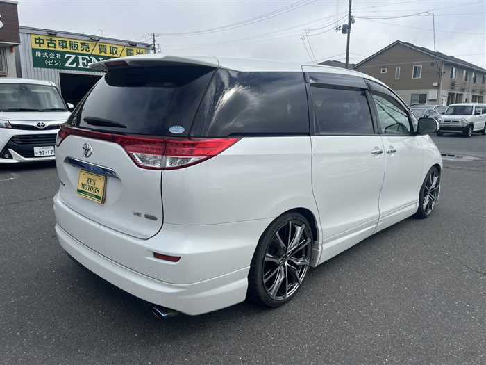 Toyota Estima 2014 photo 4