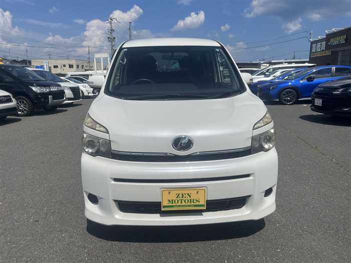 Toyota Voxy 2011 photo 2