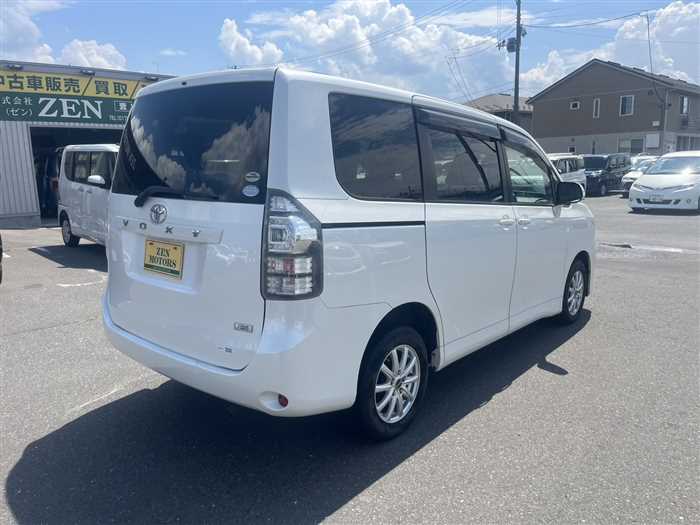 Toyota Voxy 2011 photo 4