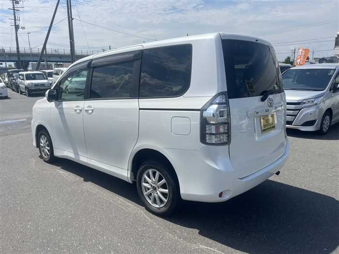 Toyota Voxy 2011 photo 5