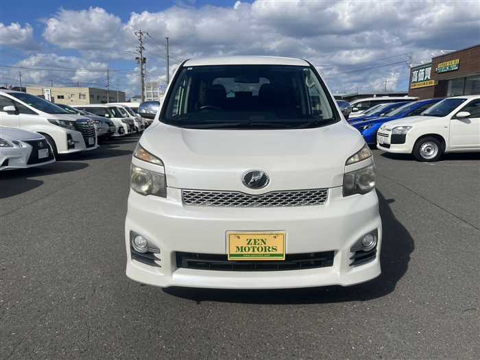 Toyota Voxy 2011 photo 2