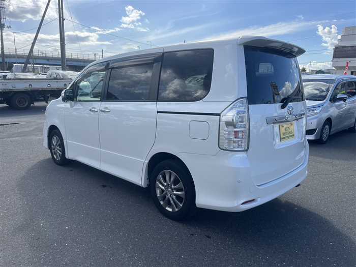 Toyota Voxy 2011 photo 4