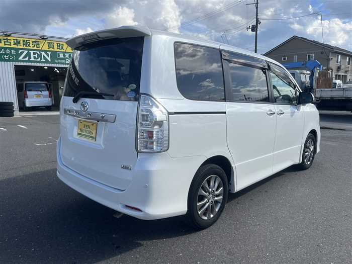 Toyota Voxy 2011 photo 5